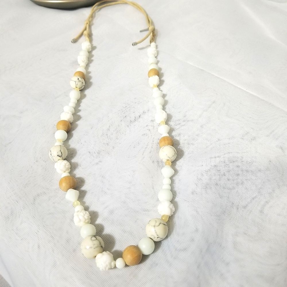 Jewelmint Howlite beaded necklace